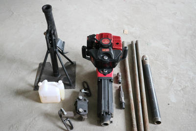 XY-100液壓地質(zhì)勘探鉆機實物圖